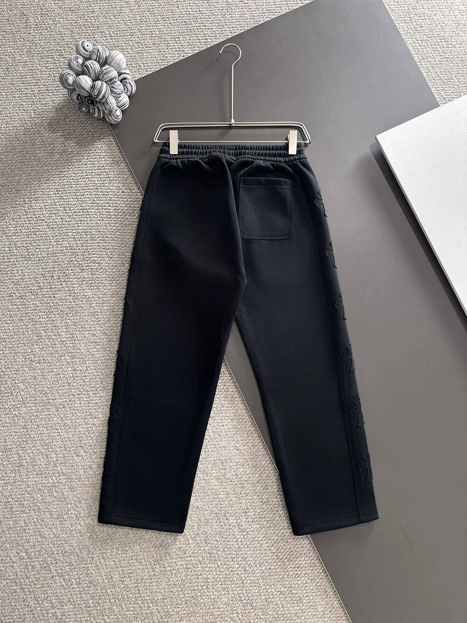P310 Chrome Hearts* (exclusive quality in the market) hot style 2꯭0꯭2꯭5 new autumn pants ❤ Original ⌚️ high version Chrome Hearts The fabric is made of 380g high-density double-sided Chinese custom fabric. It does not deform or shrink. The three-dimensional drape is amazing. Process introduction: 6 crosses on each side of the side panel. Customized hardware accessories. Color: black SIZE: M-XXXL